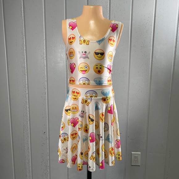 EMOJI Girl's Face Print 2 Pieces Skirt & Crop Top - Picture 8 of 8